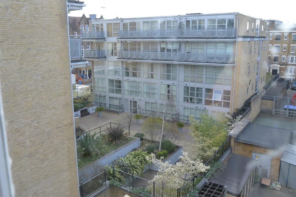 London Borough Station Apartment Exterior photo